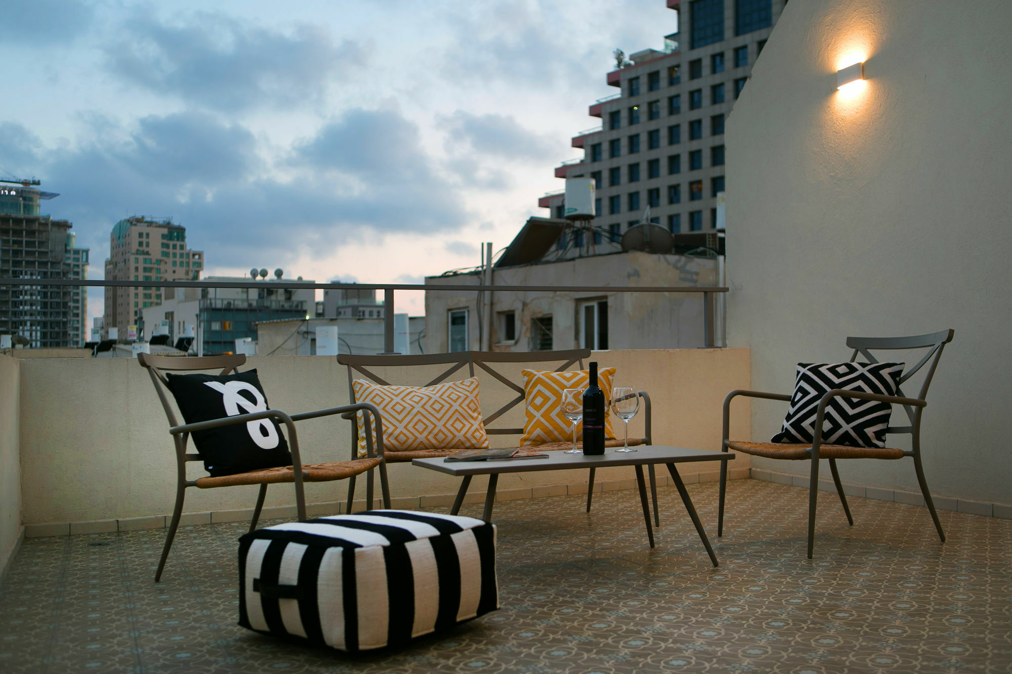 K Suites Tlv By The Beach Тель-Авив Экстерьер фото